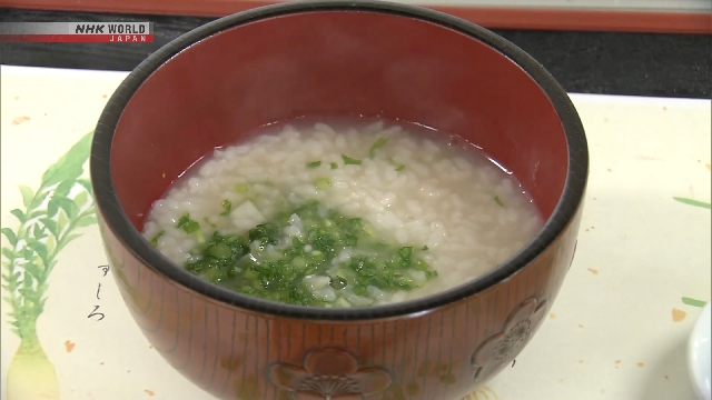 Учащиеся кулинарной школы приготовили традиционное японское блюдо из риса, которое едят для укрепления здоровья