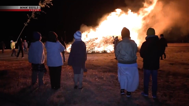 В западном японском городе разжигают новогодние костры, вознося молитву о крепком здоровье