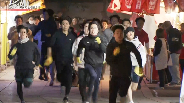 Новогодний «забег счастливчиков» прошел в синтоистском святилище на западе Японии