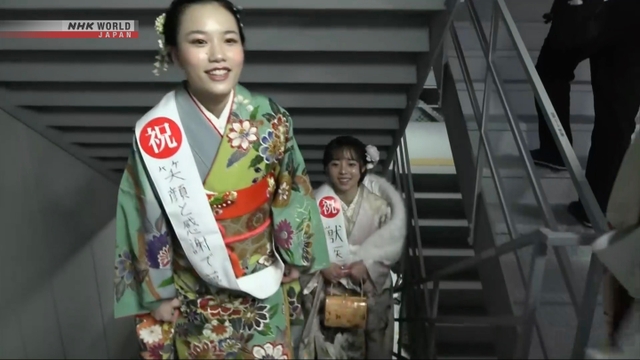 Двадцатилетние поднялись на 60-этажный небоскреб в Осаке по случаю Дня совершеннолетия