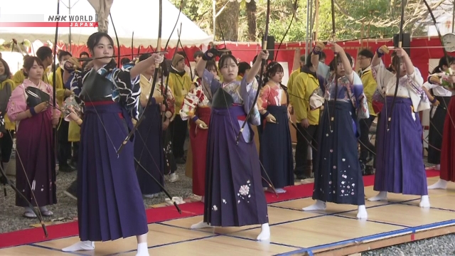 В буддийском храме в Киото состоялась ежегодная первая стрельба из лука совершеннолетней молодежи