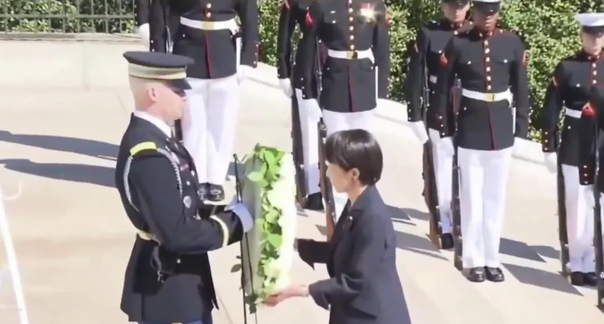 Такаити посетила кладбище, где похоронен однофамилец бомбившего Нагасаки