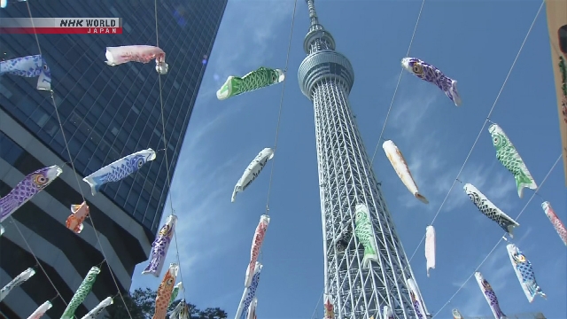 По случаю Дня детей телебашня Tokyo Skytree украсилась тысячей парящих карпов